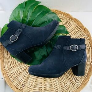Clarks “Lesley” Navy Blue Suede Ankle Heel Zipper Boots Braid buckle Size 8 NWOT